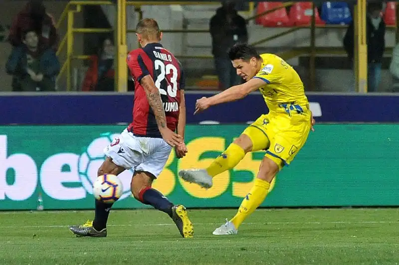 Il Bologna ci mette oltre un'ora per sciogliere il rebus Chievo, ma poi grazie anche a due rigori vince 3-0 allo stadio Dall'Ara, conquistando tre punti fondamentali in vista della corsa alla salvezza