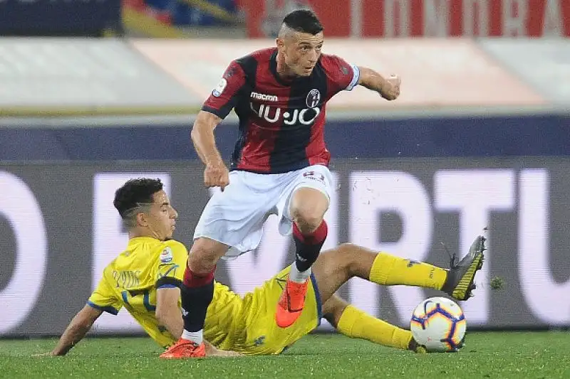 Il Bologna ci mette oltre un'ora per sciogliere il rebus Chievo, ma poi grazie anche a due rigori vince 3-0 allo stadio Dall'Ara, conquistando tre punti fondamentali in vista della corsa alla salvezza