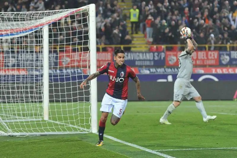 Il Bologna ci mette oltre un'ora per sciogliere il rebus Chievo, ma poi grazie anche a due rigori vince 3-0 allo stadio Dall'Ara, conquistando tre punti fondamentali in vista della corsa alla salvezza