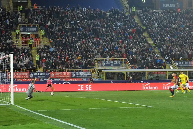 Il Bologna ci mette oltre un'ora per sciogliere il rebus Chievo, ma poi grazie anche a due rigori vince 3-0 allo stadio Dall'Ara, conquistando tre punti fondamentali in vista della corsa alla salvezza