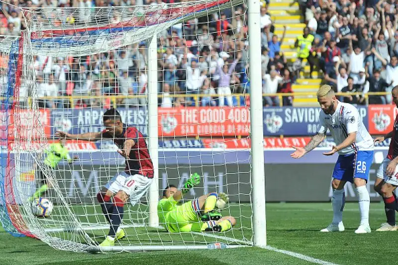Il Bologna travolge la Samp e ora è a +5 sull'Empoli sconfitto in casa dalla Spal.