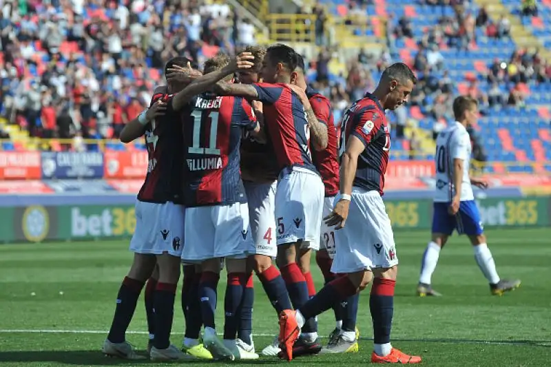 Il Bologna travolge la Samp e ora è a +5 sull'Empoli sconfitto in casa dalla Spal.