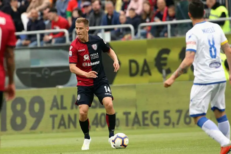 Il Cagliari piega in casa il Frosinone. Per i ciociari la B è ormai a un passo.