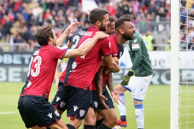 Il Cagliari piega in casa il Frosinone. Per i ciociari la B è ormai a un passo.