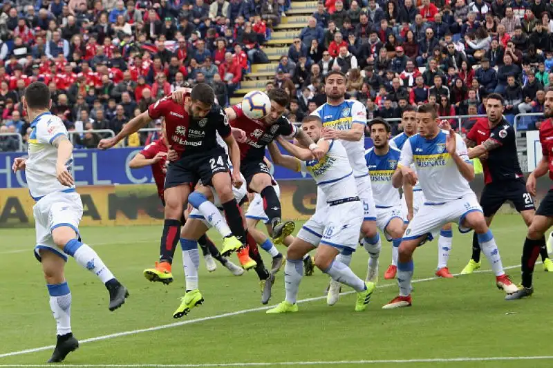 Il Cagliari piega in casa il Frosinone. Per i ciociari la B è ormai a un passo.