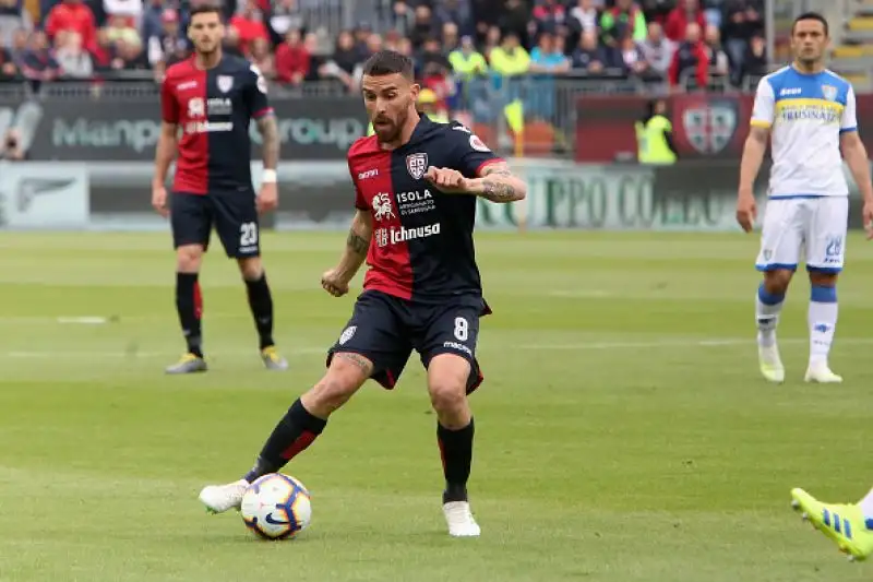 Il Cagliari piega in casa il Frosinone. Per i ciociari la B è ormai a un passo.