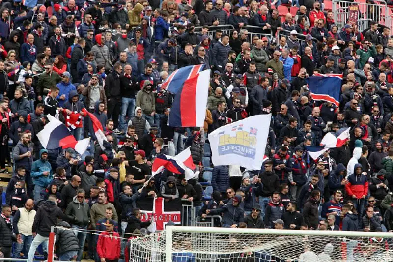 Il Cagliari piega in casa il Frosinone. Per i ciociari la B è ormai a un passo.
