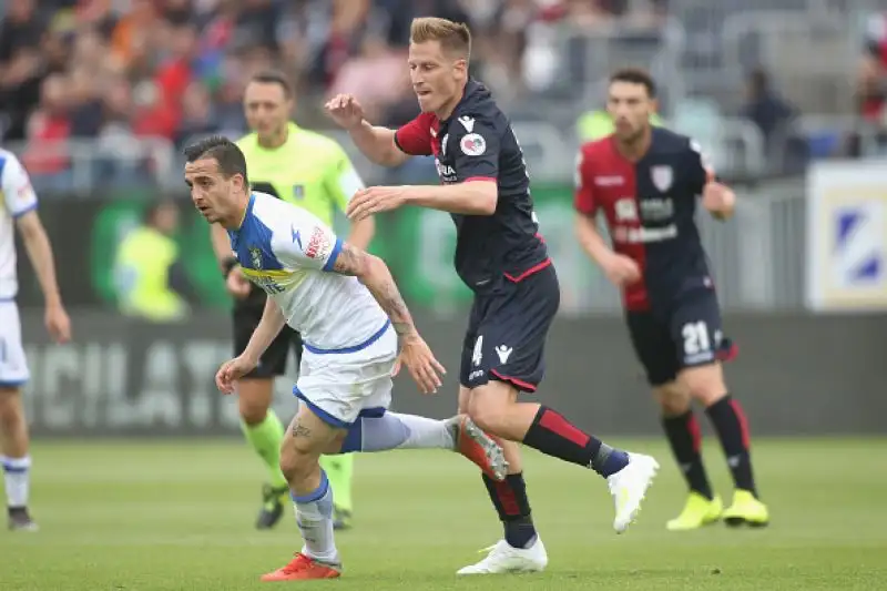 Il Cagliari piega in casa il Frosinone. Per i ciociari la B è ormai a un passo.