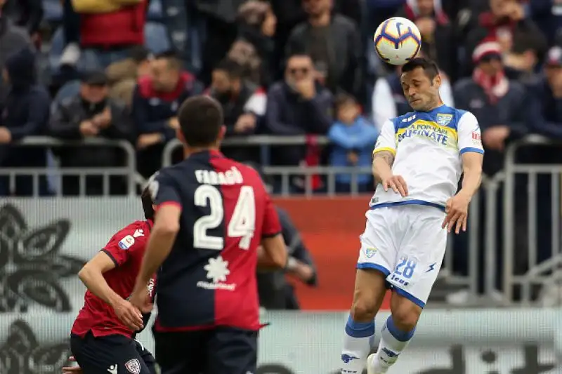 Il Cagliari piega in casa il Frosinone. Per i ciociari la B è ormai a un passo.
