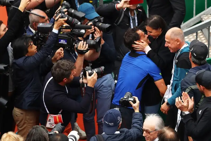 Baci e abbracci dopo il trionfo a Montecarlo: "La settimana più bella della mia vita".