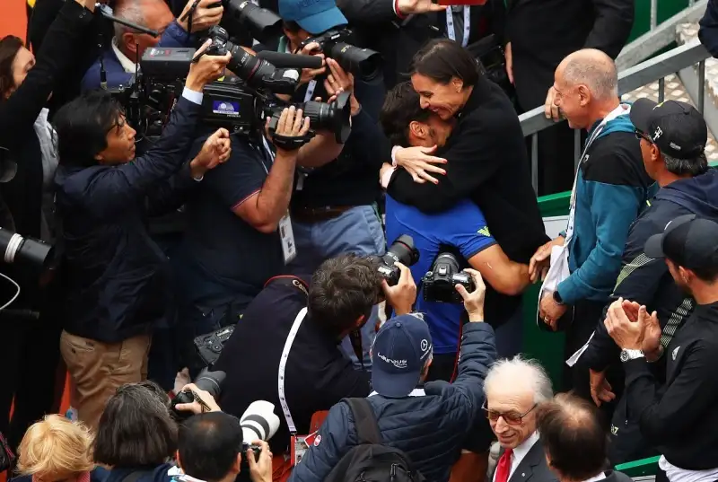 Baci e abbracci dopo il trionfo a Montecarlo: "La settimana più bella della mia vita".