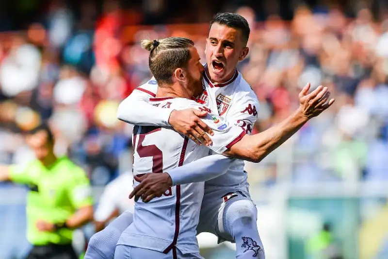 Il Torino vince in casa del Genoa e si porta a soli tre punti dal Milan quarto in classifica.