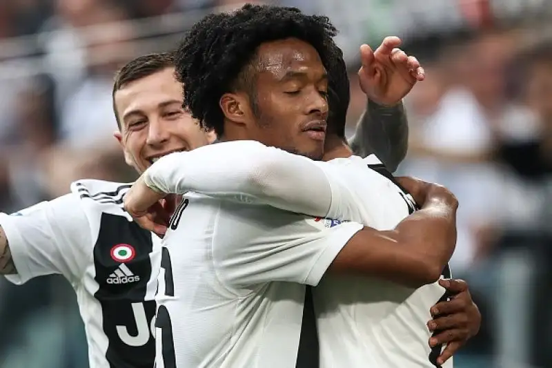 I bianconeri dimenticano la delusione della Champions: Fiorentina battuta 2-1 in rimonta.