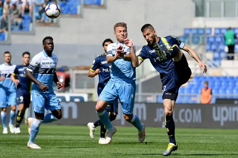 La Lazio cade clamorosamente in casa contro il Chievo già retrocesso e mette a forte rischio le sue speranze di qualificazione in Champions League.