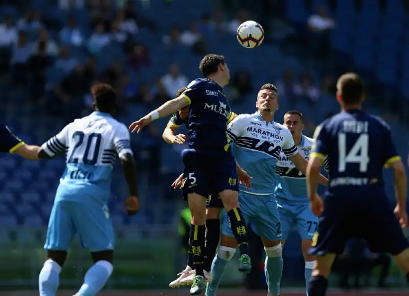 La Lazio cade clamorosamente in casa contro il Chievo già retrocesso e mette a forte rischio le sue speranze di qualificazione in Champions League.