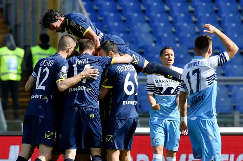 La Lazio cade clamorosamente in casa contro il Chievo già retrocesso e mette a forte rischio le sue speranze di qualificazione in Champions League.
