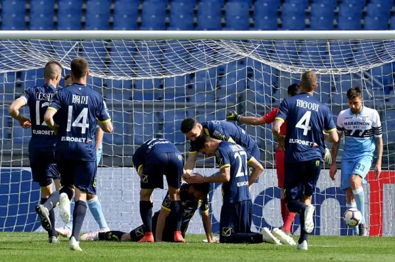 La Lazio cade clamorosamente in casa contro il Chievo già retrocesso e mette a forte rischio le sue speranze di qualificazione in Champions League.