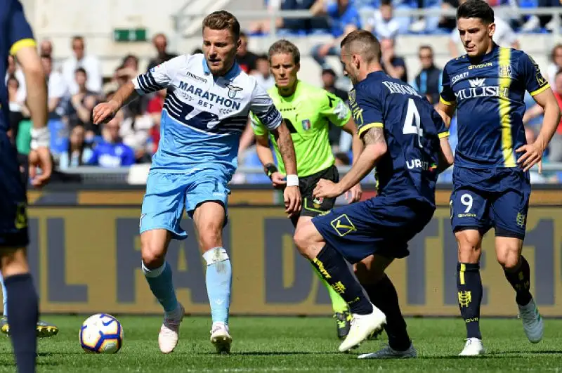 La Lazio cade clamorosamente in casa contro il Chievo già retrocesso e mette a forte rischio le sue speranze di qualificazione in Champions League.