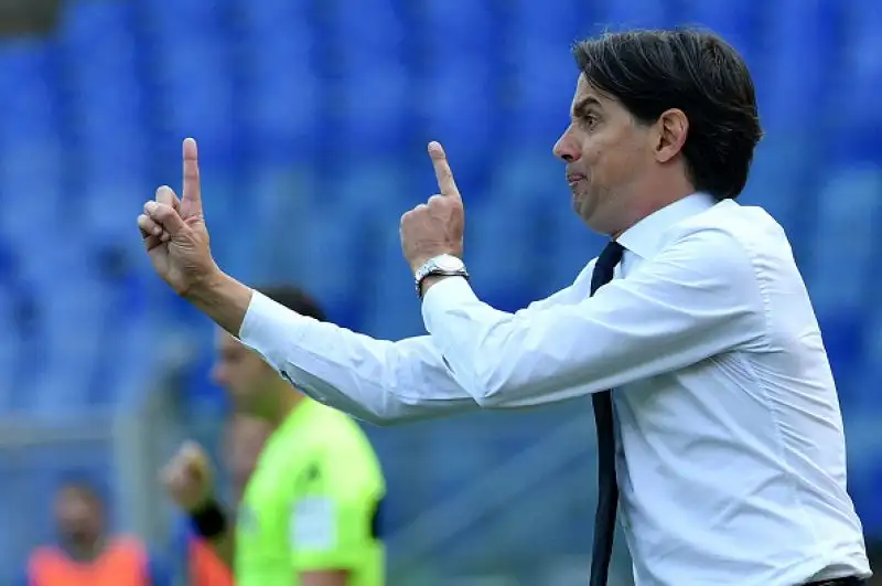La Lazio cade clamorosamente in casa contro il Chievo già retrocesso e mette a forte rischio le sue speranze di qualificazione in Champions League.