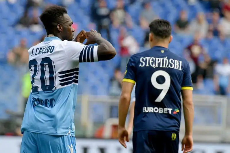 La Lazio cade clamorosamente in casa contro il Chievo già retrocesso e mette a forte rischio le sue speranze di qualificazione in Champions League.