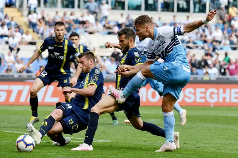 La Lazio cade clamorosamente in casa contro il Chievo già retrocesso e mette a forte rischio le sue speranze di qualificazione in Champions League.