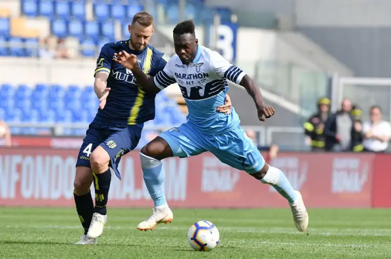 La Lazio cade clamorosamente in casa contro il Chievo già retrocesso e mette a forte rischio le sue speranze di qualificazione in Champions League.
