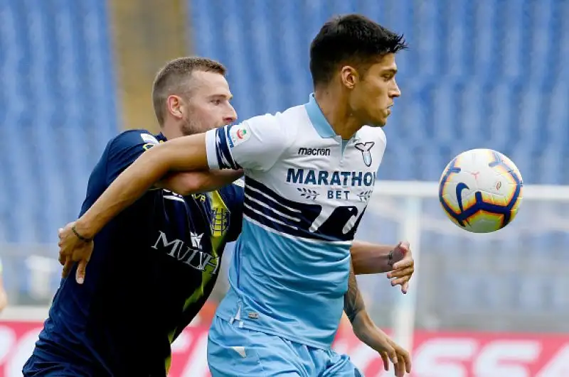 La Lazio cade clamorosamente in casa contro il Chievo già retrocesso e mette a forte rischio le sue speranze di qualificazione in Champions League.