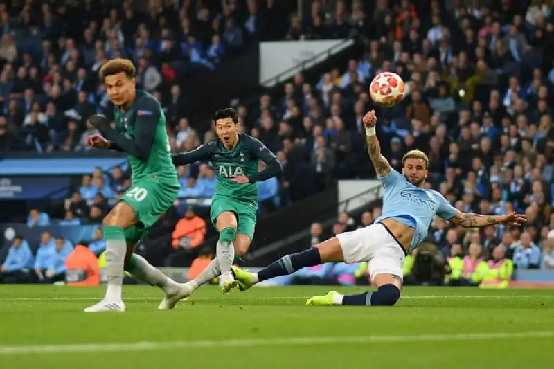 Dopo Real e Atletico Madrid e dopo la Juventus, la squadra di Guardiola deve cedere il passo e lo fa di fronte al Tottenham. La squadra di Pochettino centra la prima semifinale della propria storia. 