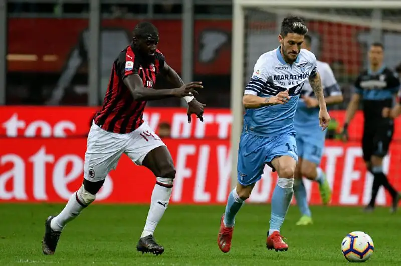 Dopo un buon primo tempo dei biancocelesti nella ripresa cresce il Milan che trova il gol vittoria con un rigore di Kessie.