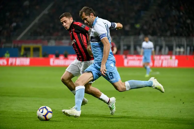 Dopo un buon primo tempo dei biancocelesti nella ripresa cresce il Milan che trova il gol vittoria con un rigore di Kessie.