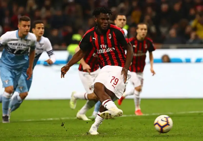 Dopo un buon primo tempo dei biancocelesti nella ripresa cresce il Milan che trova il gol vittoria con un rigore di Kessie.