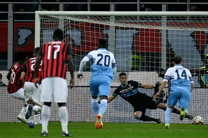 Dopo un buon primo tempo dei biancocelesti nella ripresa cresce il Milan che trova il gol vittoria con un rigore di Kessie.
