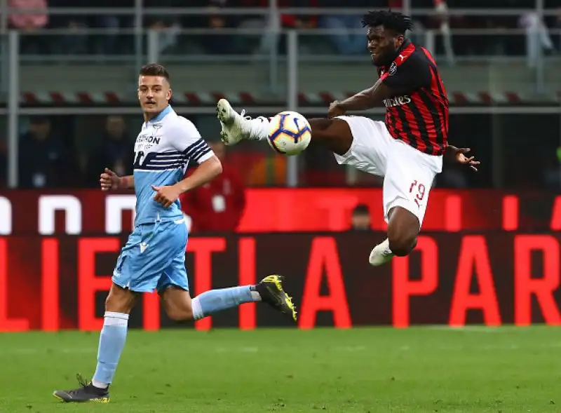 Dopo un buon primo tempo dei biancocelesti nella ripresa cresce il Milan che trova il gol vittoria con un rigore di Kessie.