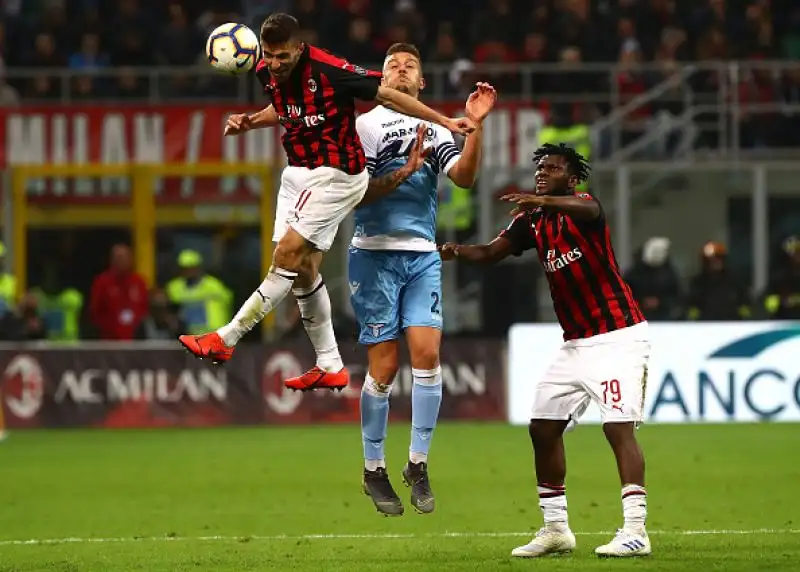 Dopo un buon primo tempo dei biancocelesti nella ripresa cresce il Milan che trova il gol vittoria con un rigore di Kessie.