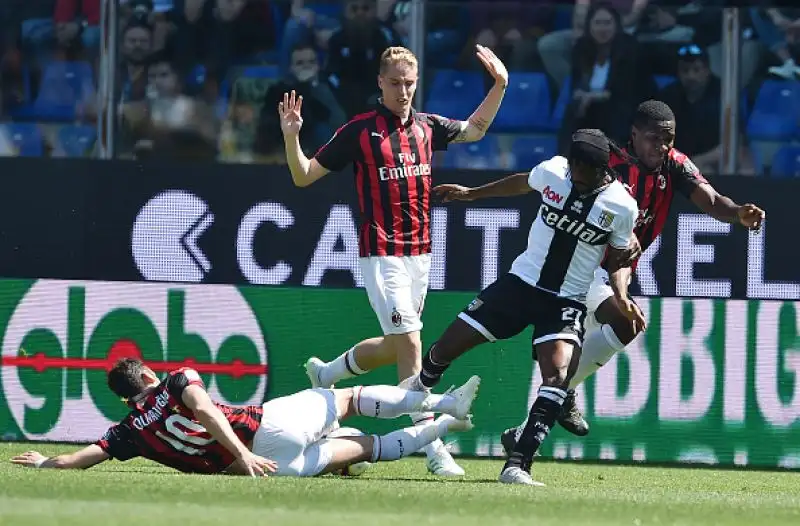 Il Milan non va oltre l'1-1 a Parma nell'anticipo delle 12.30 della 33esima giornata di serie A: le reti nella ripresa, a Castillejo replica su punizione Bruno Alves nel finale