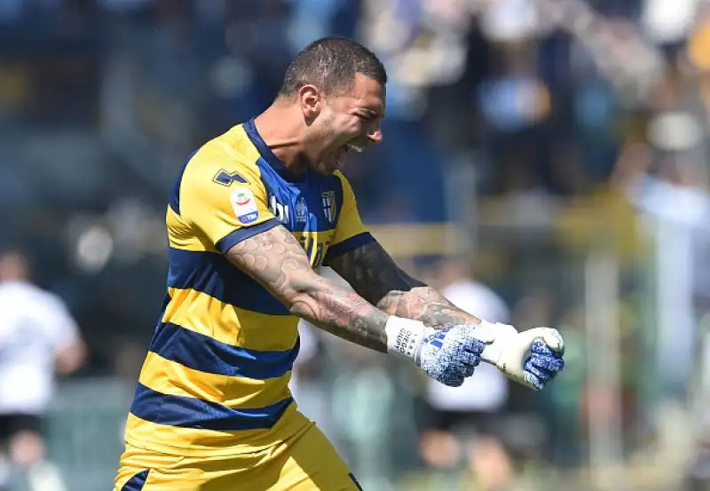 Il Milan non va oltre l'1-1 a Parma nell'anticipo delle 12.30 della 33esima giornata di serie A: le reti nella ripresa, a Castillejo replica su punizione Bruno Alves nel finale