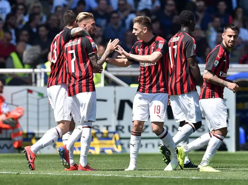 Il Milan non va oltre l'1-1 a Parma nell'anticipo delle 12.30 della 33esima giornata di serie A: le reti nella ripresa, a Castillejo replica su punizione Bruno Alves nel finale