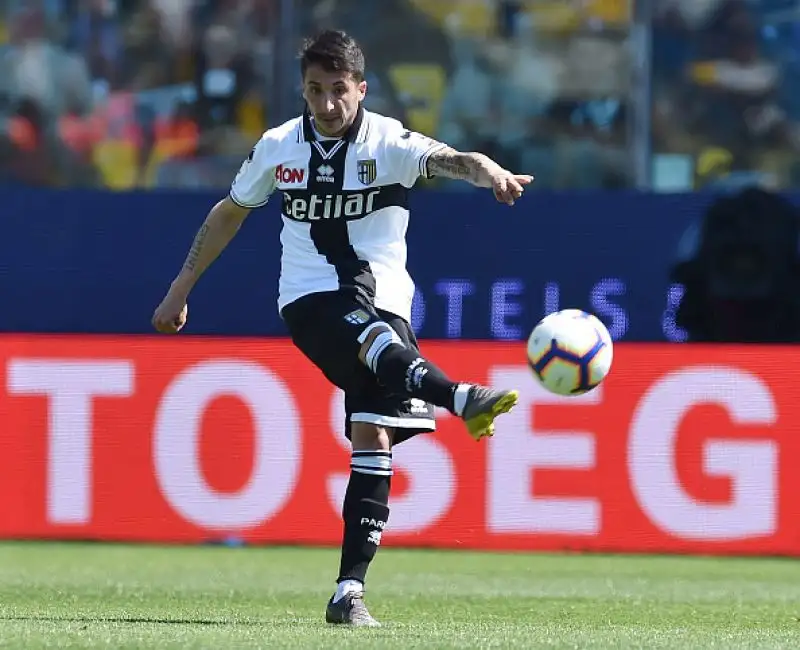 Il Milan non va oltre l'1-1 a Parma nell'anticipo delle 12.30 della 33esima giornata di serie A: le reti nella ripresa, a Castillejo replica su punizione Bruno Alves nel finale