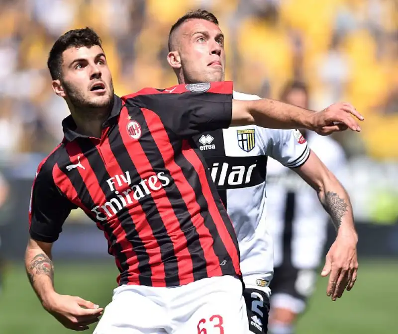 Il Milan non va oltre l'1-1 a Parma nell'anticipo delle 12.30 della 33esima giornata di serie A: le reti nella ripresa, a Castillejo replica su punizione Bruno Alves nel finale