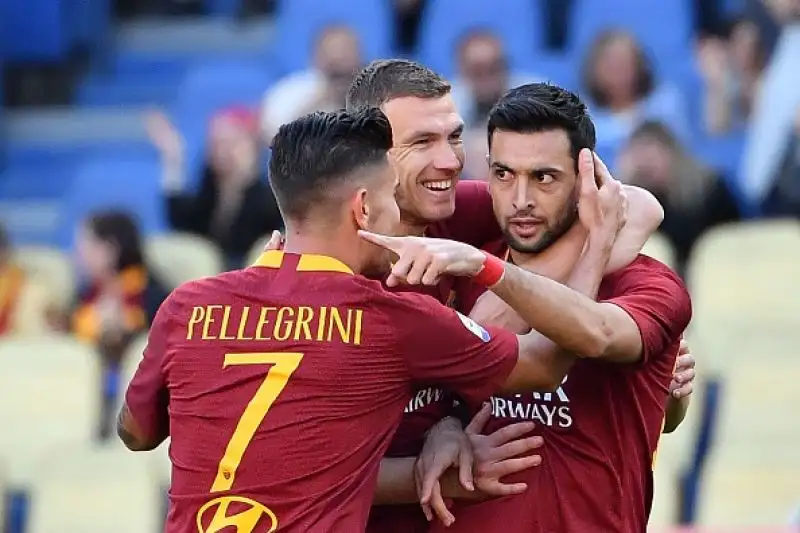 La Roma liquida per 3-0 il Cagliari all'Olimpico nel secondo anticipo di serie A del sabato e dà un altro scossone importante alla volata per la Champions League.