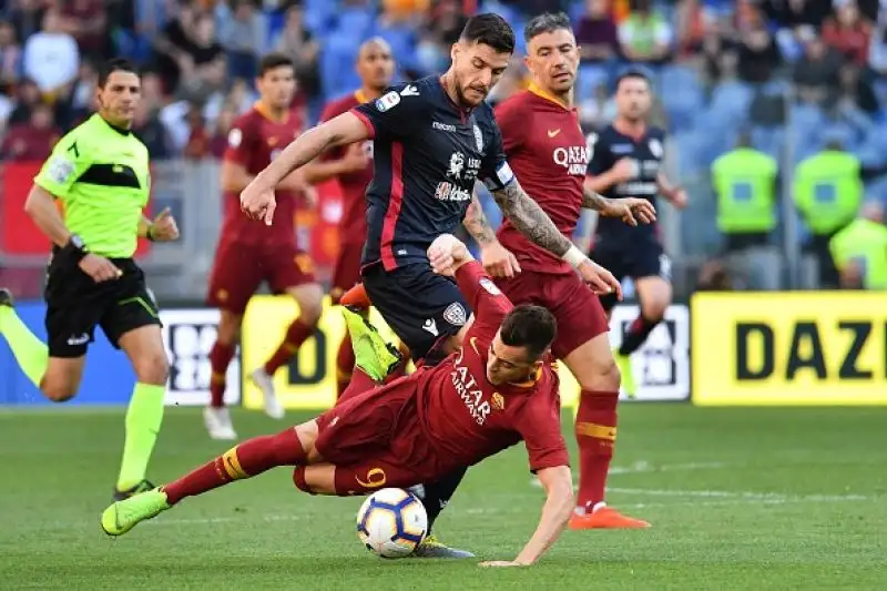 La Roma liquida per 3-0 il Cagliari all'Olimpico nel secondo anticipo di serie A del sabato e dà un altro scossone importante alla volata per la Champions League.