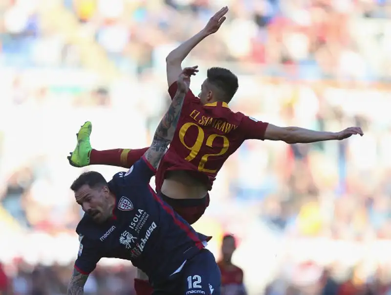 La Roma liquida per 3-0 il Cagliari all'Olimpico nel secondo anticipo di serie A del sabato e dà un altro scossone importante alla volata per la Champions League.