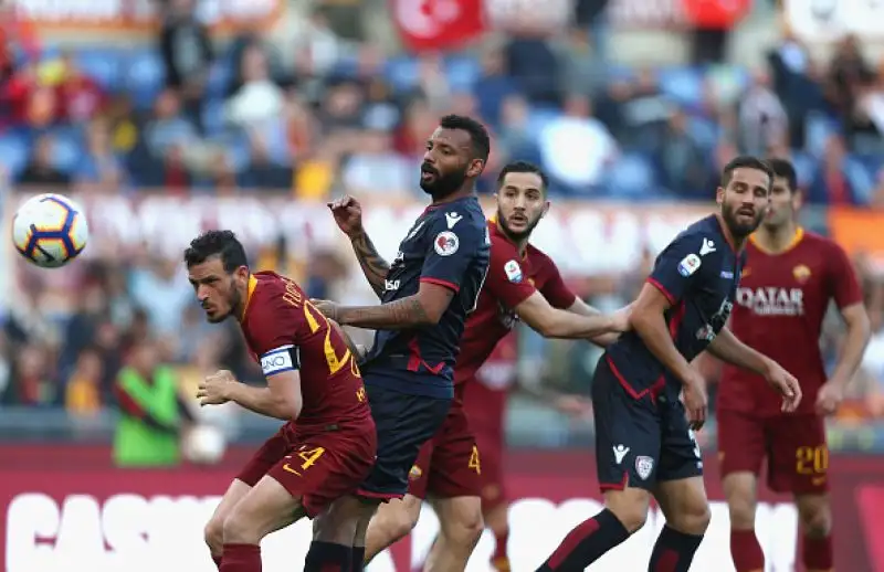 La Roma liquida per 3-0 il Cagliari all'Olimpico nel secondo anticipo di serie A del sabato e dà un altro scossone importante alla volata per la Champions League.