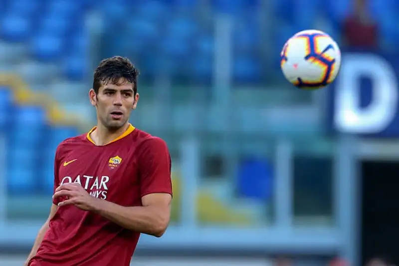 La Roma liquida per 3-0 il Cagliari all'Olimpico nel secondo anticipo di serie A del sabato e dà un altro scossone importante alla volata per la Champions League.