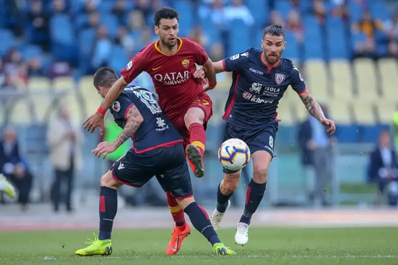 La Roma liquida per 3-0 il Cagliari all'Olimpico nel secondo anticipo di serie A del sabato e dà un altro scossone importante alla volata per la Champions League.