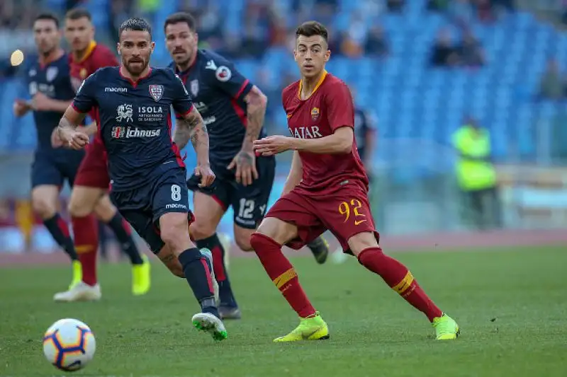 La Roma liquida per 3-0 il Cagliari all'Olimpico nel secondo anticipo di serie A del sabato e dà un altro scossone importante alla volata per la Champions League.