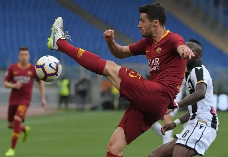 Un gol di Dzeko, su assist di El Shaarawy, regalal ai giallorossi la vittoria davanti al proprio pubblico.