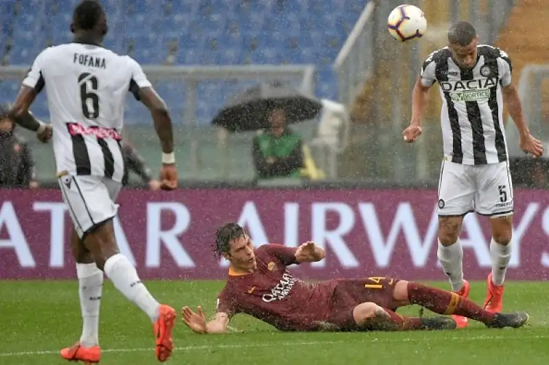 Un gol di Dzeko, su assist di El Shaarawy, regalal ai giallorossi la vittoria davanti al proprio pubblico.