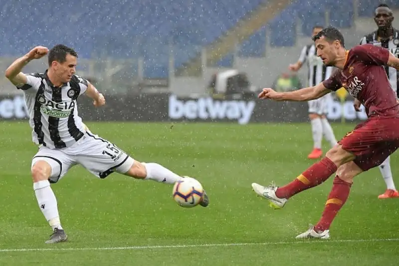 Un gol di Dzeko, su assist di El Shaarawy, regalal ai giallorossi la vittoria davanti al proprio pubblico.