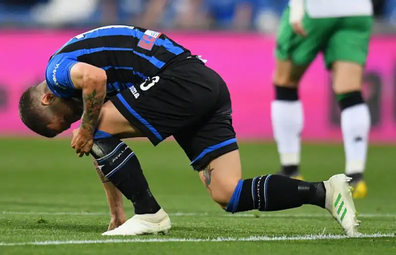 Dopo il vantaggio di Berardi i gol di Zapata, del Papu Gomez e di Pasalic regalano alla squadra di Gaseprini la qulificazione in Champions League.
